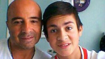 Sampaoli junto al pequeño Nicolás.