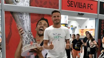 SEl futbolista Saúl Ñíguez a su llegada este lunes al aeropuerto de Sevilla para formalizar su fichaje por el conjunto sevillista, que ha acordado con el Atlético de Madrid una cesión que podría prorrogarse hasta el 30 de junio de 2027.