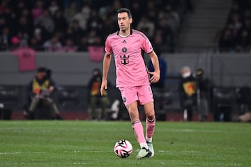 Sergio Busquets quizás es una de las personas que mejor representa lo que significa el ‘Modelo Barça’ tan cuestionado últimamente. El de Badía nunca fue un privilegiado físicamente, pero su inteligencia, visión periférica y capacidad para robar le hicieron pieza fundamental en el mejor Barcelona de la historia. Su figura acabó algo cuestionada, pero su marcha continúa siendo irreparable. Cuando terminó su etapa en la ciudad condal eligió Miami, donde ya estaban sus amigos Messi y Jordi Alba.