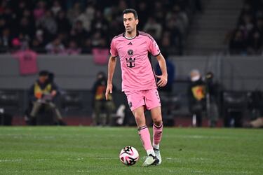Sergio Busquets quizás es una de las personas que mejor representa lo que significa el ‘Modelo Barça’ tan cuestionado últimamente. El de Badía nunca fue un privilegiado físicamente, pero su inteligencia, visión periférica y capacidad para robar le hicieron pieza fundamental en el mejor Barcelona de la historia. Su figura acabó algo cuestionada, pero su marcha continúa siendo irreparable. Cuando terminó su etapa en la ciudad condal eligió Miami, donde ya estaban sus amigos Messi y Jordi Alba.