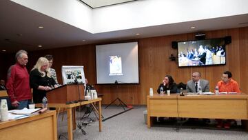 Lavonda Simon lee un comunicado en memoria de su hija fallecida Megan Simon, durante el juicio de sentencia contra el médico Larry Nassar, acusado de más de 300 delitos de abusos sexuales.