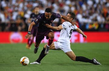 Pierre-Emerick Aubameyang y Gabriel Paulista.