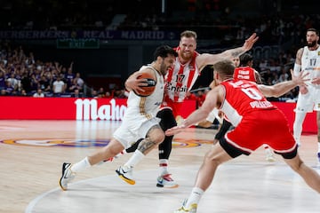 Facundo Campazzo, base del Real Madrid, lucha por superar a Ignas Brazdeikis, alero del Olympiacos.