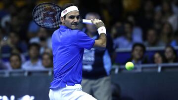 Tenis, Roger Federer vs Alexander Zverev.
 El tenista Roger Federer regresa la bola a Alexander Zverev durante le partido de exhibici&Atilde;&sup3;n en Santiago, Chile.
 19/11/2019
 Marcelo Hernandez/Photosport