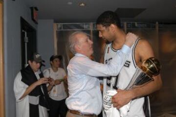 Popovich abraza a Duncan