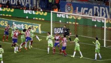 Buen centro desde la esquina de Koke que remata de forma inapelable Raúl García consiguiento el 1-0 para el Atlético de Madrid