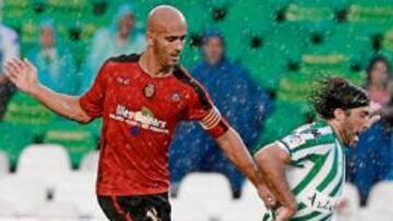 <b>FIJO. </b>Nunes, en la imagen en el partido ante el Betis, es uno de los fijos de Manzano.