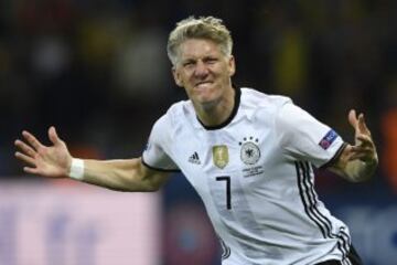 10. Bastian Schweinsteiger (Ale). De 18 millones de euros a 8 millones.