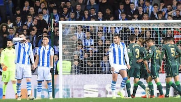 GRAFCAV913. SAN SEBASTIÁN, 17/01/2019.- Los jugadores del Betis celebran un gol de Sergio Canales ante la Real Sociedad durante el partido de vuelta de los octavos de final de la Copa del Rey entre la Real Sociedad y el Real Betis Balompié q