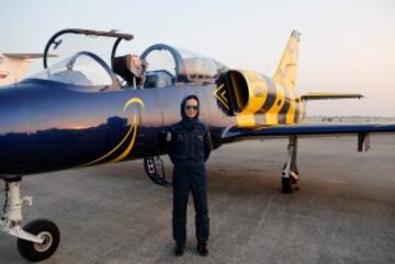 Una piloto del equipo Latvian Baltic Bees posa delante del L-39 Albatross.