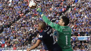 Futbol, Universidad de Chile vs Universidad Católica. Quinta fecha, segunda vuelta Campeonato 2019. El jugador de Universidad Católica Matias Dituro, juega el balón contra Universidad de Chile durante el partido de primera division realizado en el estadio Nacional de Santiago, Chile. 25/08/2019 Marcelo Hernandez/Photosport Football, Universidad de Chile vs Universidad Catolica. Fifth date, second round Championship 2019. Universidad Católica's player Matias Dituro, play the ball against Universidad de Chile during the first division football match held at Nacional stadium in Santiago, Chile. 25/08/2019 Marcelo Hernandez/Photosport