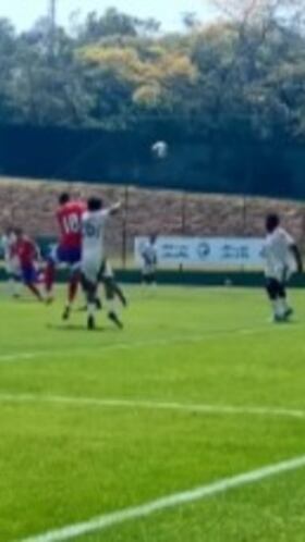 Juega como titular en la liga de Argentina y anotó su primer gol por la Roja: ¡gran cabezazo!