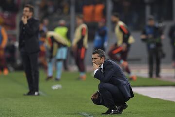 Uno de los primeros momentos más duros para el entrenador en el banquillo del Barcelona fue la eliminación frente a la Roma tras el gol del central griego Manolas. 