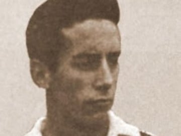 Jugó en el Athletic Club en la temporada 1928/29 y en la 1929/30 en el Real Madrid.