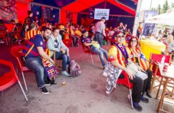 La afición del Barça disfruta de las instalaciones de la fan zone en el antiguo Matadero de Madrid.