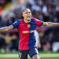 Raphinha recibe el galardón al Jugador de la temporada de LaLiga