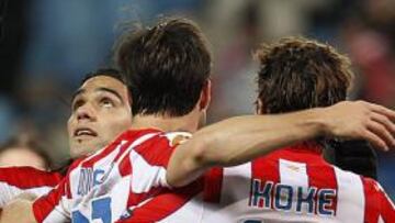 <b>DEDICATORIA. </b>Falcao eleva un brazo mirando al cielo para dedicar el primer gol. Koke y Diego festejaron el tanto con el colombiano.