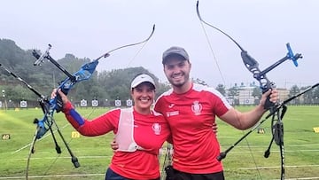 Elia Canales y Andrés Temiño celebran la clasificación a la final del Mundial.
