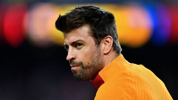 Gerard Piqu&eacute;, jugador del FC Barcelona, calienta antes de un partido.