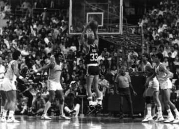 Larry Bird tira durante el partido Real Madrid-Boston Celtics correspondiente a el II Torneo FIBA-NBA que se disputó en el Palacio de Deportes de Madrid el 24 de octubre de 1988 en el que los Celtics se impusieron por 111-96. 
