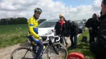 Alberto Contador, durante la inspecci&oacute;n de los tramos de pav&eacute;s de la Par&iacute;s-Roubaix que se cubrir&aacute;n en el Tour de Francia.