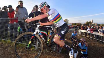 Mathieu Van Der Poel, Eli Iserbyt y Michael Vanthourenhout compiten durante el Europeo de Ciclocross.