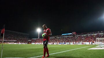 Momento en que un jugador de Tijuana va a cobrar un tiro de esquina.