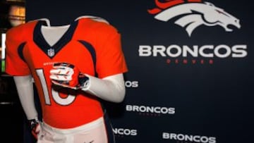 Los Denver Broncos han mostrado el traje que usarán en la Super Bowl 50.