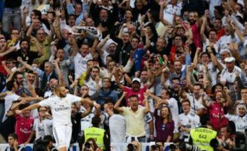 El delantero francés del Real Madrid Karim Benzema celebra, el gol marcado al FC Barcelona, tercero para el conjunto blanco, durante el partido de la novena jornada de Liga de Primera División disputado esta tarde en el estadio Santiago Bernabéu.