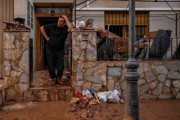 Un hombre reacciona tras ver su casa afectada por las inundaciones en Utiel, España.