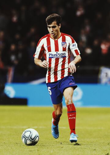 El lateral izquierdo ha sido el primer canterano en hacerse con ficha del primer equipo desde Thomas. La temporada pasada se fue haciendo con minutos como recambio de Lodi y en total ha disputado siete encuentros bajo las órdenes de Simeone, dando una asistencia para Luis Suárez. En este mercado invernal ha salido cedido a Osasuna en busca de más minutos en Primera.