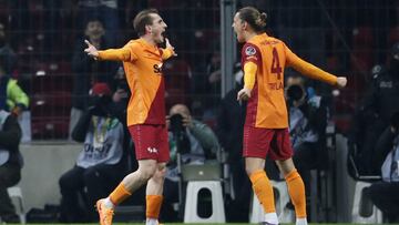 Akturkoglu celebra uno de sus goles en el derbi frente al Besiktas.