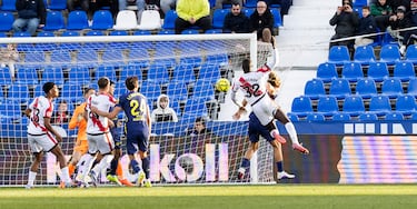 El jugador del Rayo Vallecano, Nobel Mendy, marca el 3-0 al Atlético de Madrid. 