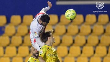 Yacine Qasmi vuela para cabecear el 0-2 en Santo Domingo.