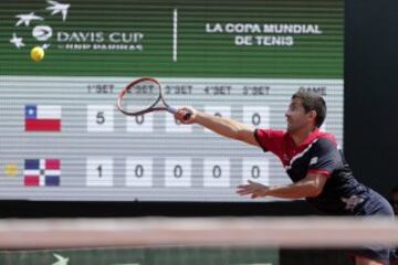 Tenis, Chile v Republica Dominicana, Copa Davis 2016.
El jugador de Chile Hans Podlipnik juega la bola contra Republica Dominicana durante el partido de dobles del grupo I americano de Copa Davis.