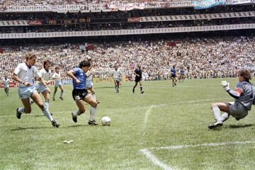 Minutos después, ya con el marcador igualado 1-1, el ‘10’ consiguió quitarse a la mitad del equipo contrario para anotar uno de los mejores tantos de la historia. Se dice que el primero de ellos no debía de contar, pero que el segundo valía por dos. Argentina ganó 2-1 y avanzó a Semifinales en el certamen.