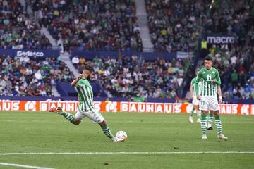 Fekir ejecuta el libre directo que acabó en gol ante el Levante. /Getty