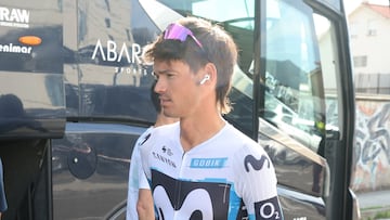 Javi Romo lo intentó, pero no pudo: se baja de la bici tras la caída