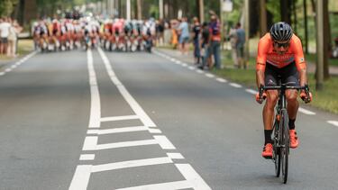Luis Ángel Maté, perseguido por el pelotón en La Vuelta.