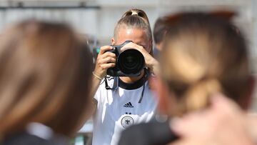 Klara Bühl, fotógrafa en la presentación de Alemania