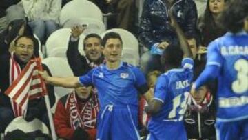 CELEBRACIÓN. Piti emula a Steve Urkel tras marcar el 0-2 de penalti.