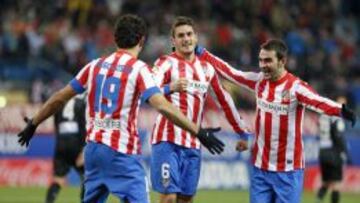 Diego Costa y Adrián corren a abrazar a Koke después de que marcara ante los valencianos el pasado domingo.