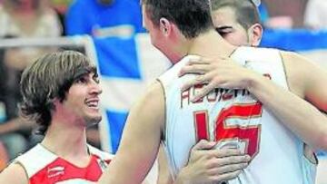 <b>DE NUEVO, EN EL PODIO. </b>Los jugadores españoles celebran el bronce.