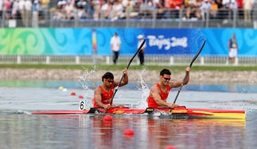 Una de las estrellas del piragüismo español, Craviotto (35 años) que compagina el deporte con su trabajo de policía, ganó el oro olímpico en Pekín 2008 con Carlos Pérez Rial (K2 500) y en Río 2016 con Cristian Toro (K2 200). También suma tres Mundiales y otros tantos Europeos en su palmarés. Incluso en 2017 ganó el concurso de Masterchef.