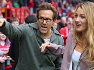 El actor y propietario del Wrexham, Ryan Reynolds, con su esposa, la actriz Blake Lively, antes del partido.
