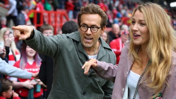 El actor y propietario del Wrexham, Ryan Reynolds, con su esposa, la actriz Blake Lively, antes del partido.