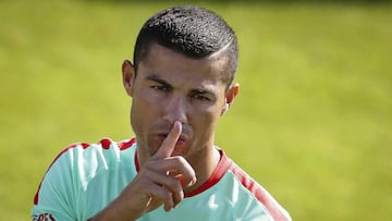 El delantero de la selecci&oacute;n portuguesa de f&uacute;tbol Cristiano Ronaldo durante un entrenamiento del equipo en Oeiras, Portugal.