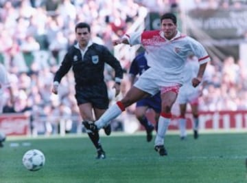 Defendió la camiseta del Sevilla durante dos temporadas entre 1992 y 1994. Jugó en el Atlético de Madrid en dos etapas diferentes: tres temporadas entre 1994 y 1997, y dos más entre 2003 y 2005.