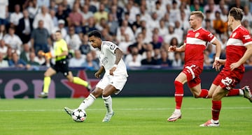 1-0. Carrera por la banda derecha de Rodrygo, se adentra en el área y asiste para el astro francés que marca a placer su primer tanto en Champions con el conjunto blanco.