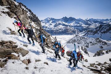 Entre el 25 de abril y el 1 de mayo tiene lugar la Patrulla de Glaciares, una carrera alpina organizada por el ejército suizo, a lo largo de la frontera con Italia., en la que los participantes deben recorrer 57,5 Km entre montañas. En la imagen, un grupo de corredores asciende el pico Rosablanche, en Verbier (Suiza) ayer durante la 22ª edición.